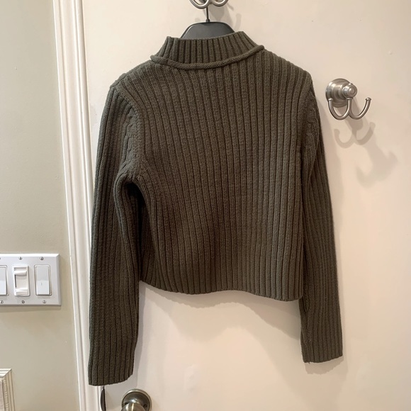 Cropped Cable Knit Sweater - Picture 5 of 5